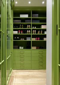 Г-образная гардеробная комната в зеленом цвете Северск