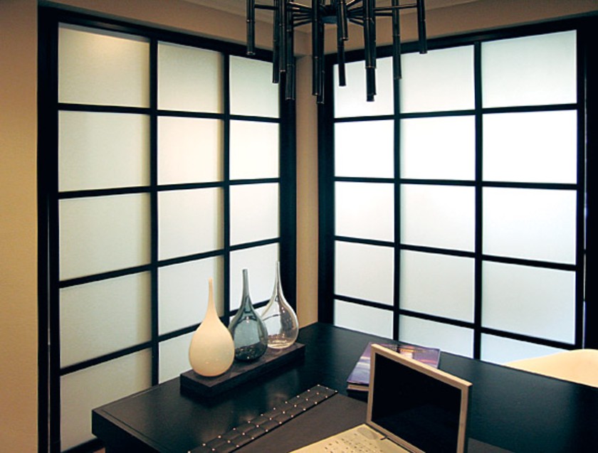 Угловая перегородка в японском стиле с матовым стеклом Северск