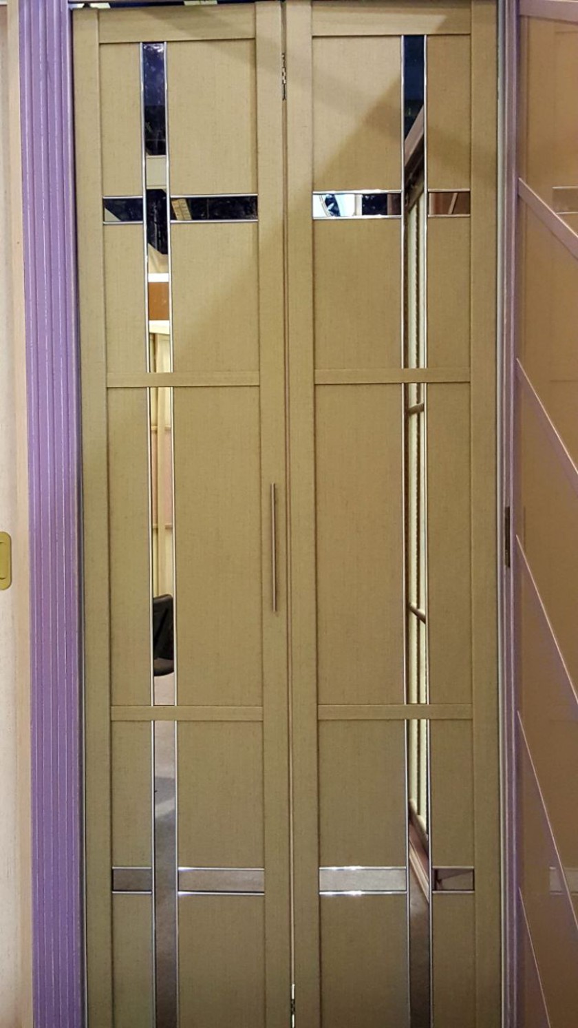 Двери гармошка шпонированные с зеркальным декором Северск