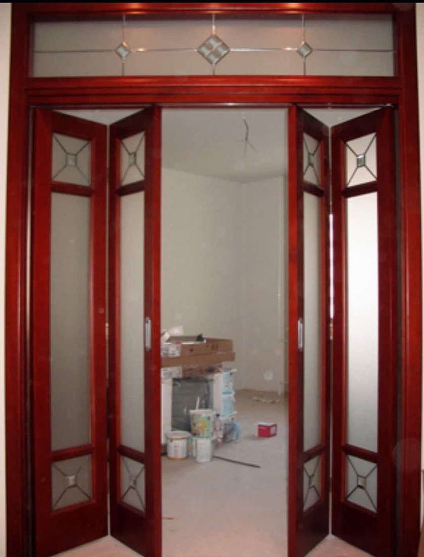 Дверь гармошка с декоративными стеклянными вставками Северск