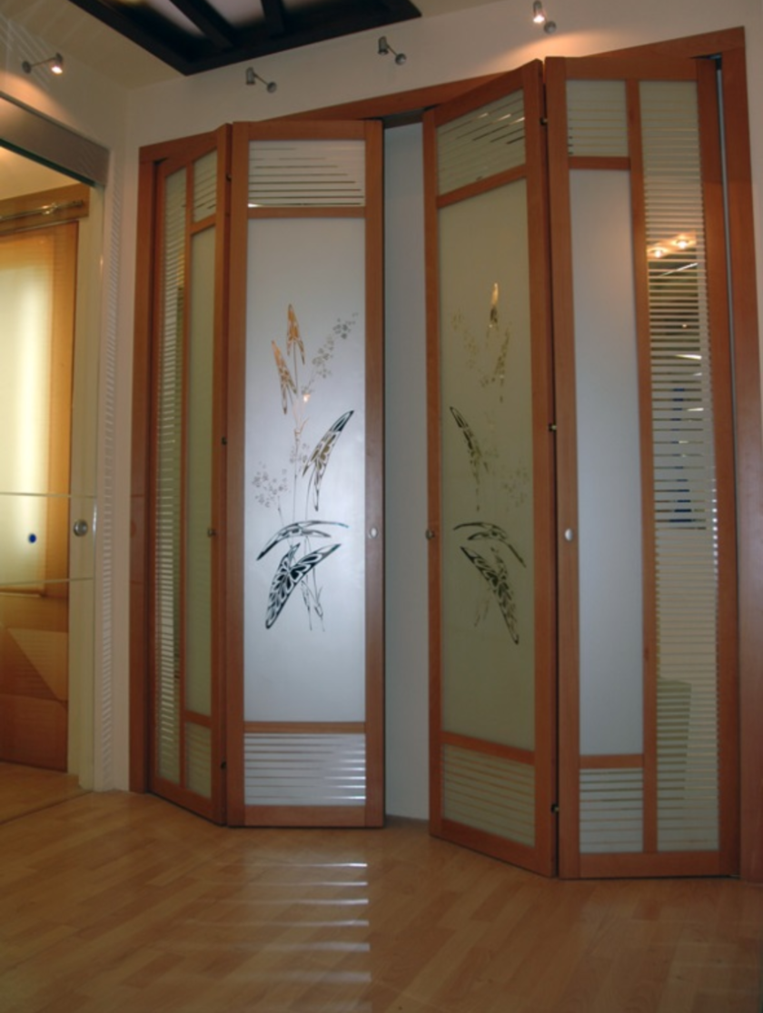 Широкие двери гармошка с матовым стеклом и рисунком Северск