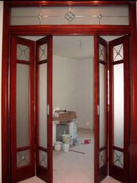 Дверь гармошка с декоративными стеклянными вставками Северск