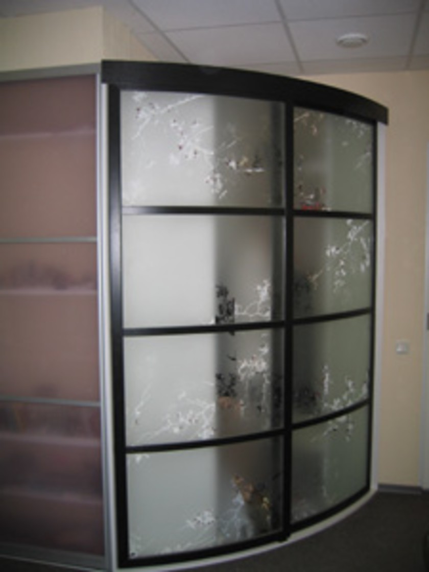 Шкаф купе радиусный с рисунком на стекле Северск